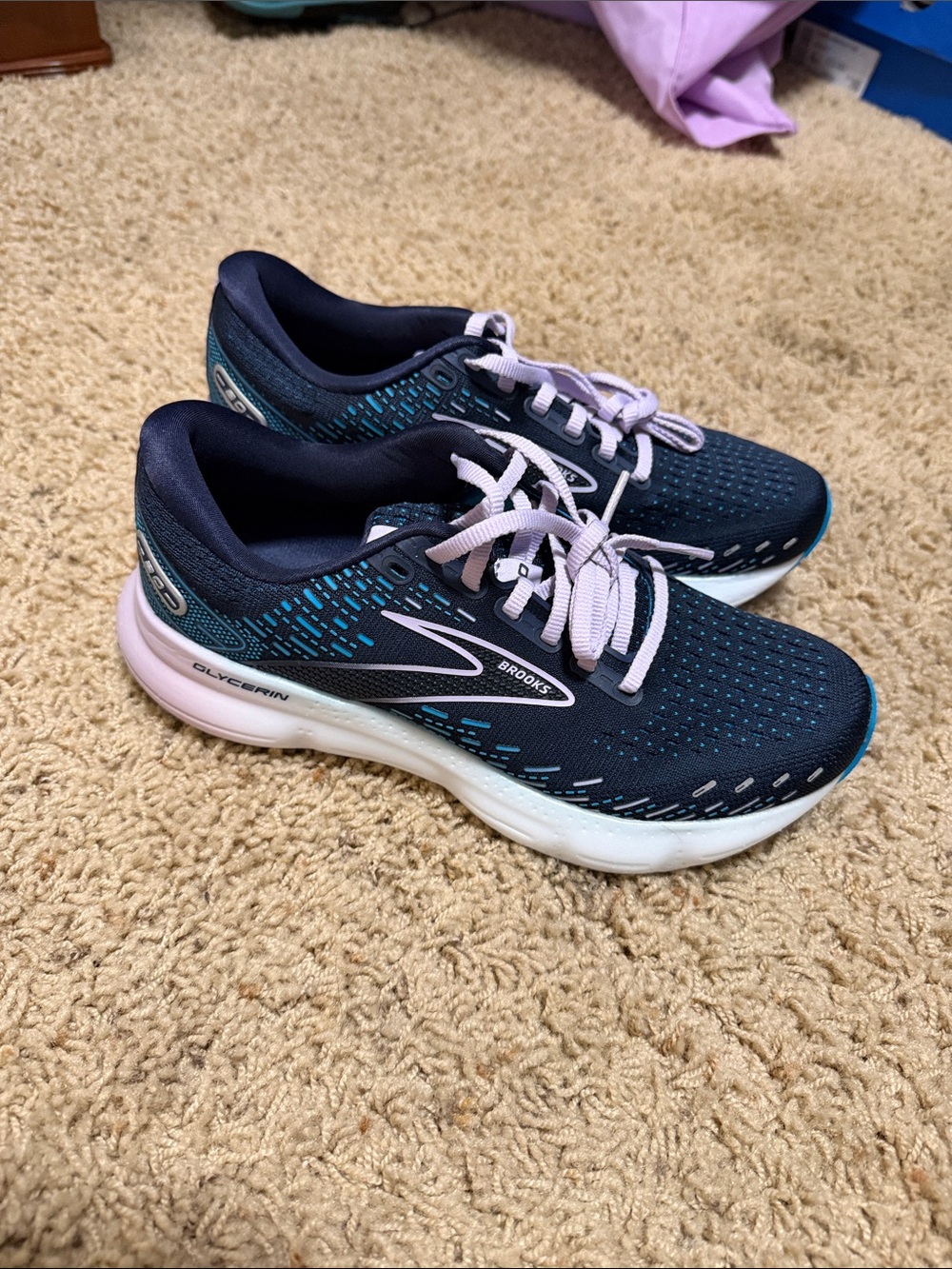 Brook’s Women's Navy Running Sneakers with Light Pink Laces Never Worn